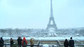 Neige à Paris la Tour Eiffel toujours fermée [upl. by Frolick]