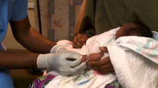 Inserting an IV Spanish  Newborn Care Series [upl. by Hett]