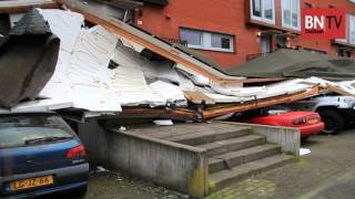 Storm blaast dak van negen woningen in Breda [upl. by Kciredohr]