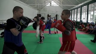 A 14 ans il sentraine pour devenir champion de MMA [upl. by Eidnew637]