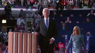 Joe Biden passa il testimone a Kamala Harris labbraccio sul palco della convention dem a Chicago [upl. by Elak60]