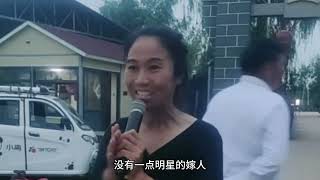 大衣哥首次主动拉女人的手，面部有酒意但声音充满磁性 [upl. by Suiravat]