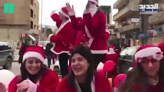 Au Liban des pères et mères Noël dansent la dabkeh [upl. by Neerroc]