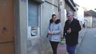 Il se plie en 4 pour trouver un médecin pour son village [upl. by Nihs]