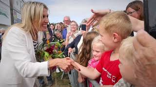 Koningin Maxima helpt mee met voorbereidingen Bloemencorso Zundert [upl. by Johnnie]