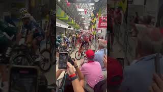 🚴 La insólita imagen del inicio de La Vuelta en Jerez sale desde dentro de un supermercado [upl. by Dorran]