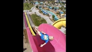 Cet enfant est tombé du toboggan aquatique [upl. by Eiramac]