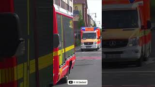 KEF und RTW Feuerwehr Krefeld mit Blaulicht auf dem Weg zum Einsatz krefeld feuerwehr germany [upl. by Imat]