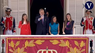 Los Reyes y sus hijas salen al balcón del Palacio Real para presidir el relevo de la Guardia Real [upl. by Navar]