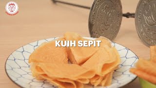 Kuih Kapit aka Kuih Sepit  Recepi Love Letter Biscuits  传统炭烤鸡蛋卷 [upl. by Kearney779]