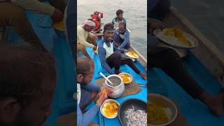 నడి సముద్రంలో తప్ప మీద అన్నం ఎలా తింటారు  How Do You Sea Boat food eting sivaram seafood fish [upl. by Anined629]