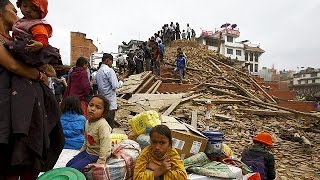 Nepal  séisme de magnitude 79 plusieurs centaines de morts [upl. by Yrad]