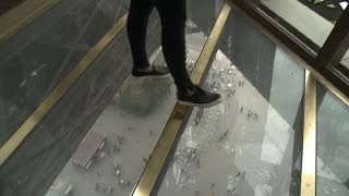 Un plancher de verre pour le 1er étage de la Tour Eiffel [upl. by Etterb]