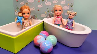 Bath fizz  Elsa amp Anna toddlers  water fun  surprises  Barbie [upl. by Htidirrem682]