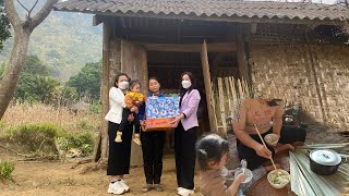 Single mothers are given Tet gifts an incomplete Tet for single mothers [upl. by Itisahc]