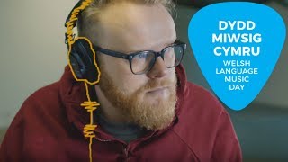 Huw Stephens My Miwsig  Welsh Language Music Day  Dydd Miwsig Cymru fersiwn Saesneg [upl. by Dlonyer820]