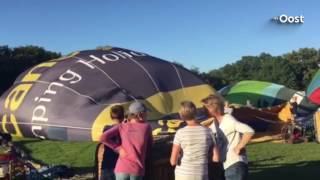 Tientallen luchtballonen stijgen op tijdens mooie zomeravond in het Twentse luchtruim [upl. by Sabian]