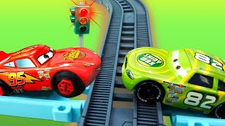 Vidéos avec jouets Cars Quatre Roues Flash McQueen enfreint le code de la route [upl. by Ydde]