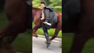 Este hombre pudo subir al caballo mientras corría 😰 [upl. by Artinahs]