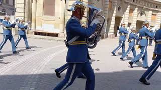 Stoccolma ore 1215 Cambio della Guardia al Palazzo Reale [upl. by Yenhpad]