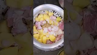 গরুর মাংস দিয়ে মজাদার আলুর ঝোল। gorurmangshoranna shorts shortvideo cooking shortsfeed shots [upl. by Ahsilra]