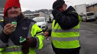 Echauffourées entre les gilets jaunes et la police à Périgueux [upl. by Lezirg208]