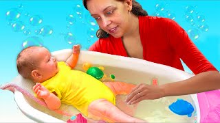 🧼 Prima BĂIȚĂ a MihaeleiAndreea 👶 în noua cădiță a bebelușului 🛁 [upl. by Timi]