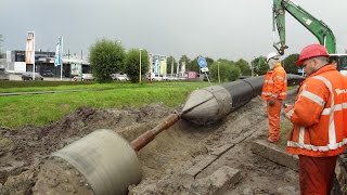 Pulling in a main sewer pipe  rioolbuis trekken [upl. by Karb]