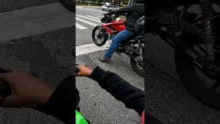 Reação quando eu paro com a minha Ninja 400 no farol shorts short moto reação motovlog [upl. by Ferullo]