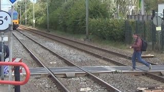 Levensgevaarlijk Idioten klimmen over spoorbomen heen vlak voor aanstormende trein langs [upl. by Earlene]