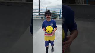 QUANDO UM JOGADOR DE FUTEBOL RESOLVE IR NA PISTA DE SKATE shorts [upl. by Acinnad]