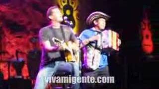 Carlos Vives con Juanes [upl. by Yahsat]