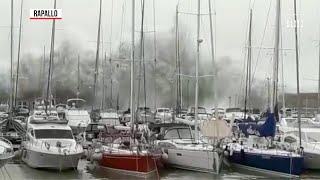 Maltempo a Rapallo onda gigante si abbatte sul porto turistico crolla parte della diga foranea [upl. by Canty]