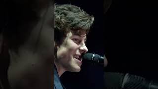 Shawn Mendes performt quotThere’s Nothing Holdin’ Me Backquot LIVE bei den MTV EMA 2017 😍 MTVEMA [upl. by Cullen]