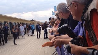 Michael Bay inaugure sa cabine de plage au festival de Deauville [upl. by Anilehcim]