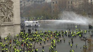 ChampsÉlysées affrontements entre policiers et quotgilets jaunesquot [upl. by Yrelav]