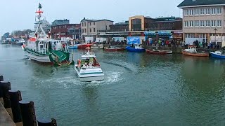 Weihnachtsmann kommt mit den Seenotrettern nach Warnemünde [upl. by Nosemyaj839]