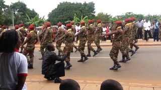 Bénin  Défilé de la Fête de lindépendance 2013 à AbomeyCalavi Le chant des prachutistes [upl. by Rauscher]