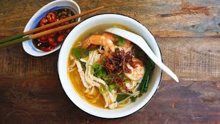 Kai Si Hor Fun FlatRice Noodles Soup With Chicken And Prawn [upl. by Rovelli]