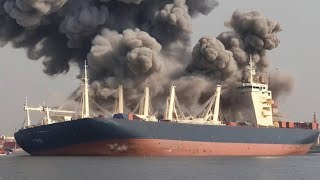 The terrible moment of 2 Russian cargo ships carrying 500 tons of ammunition in Ukraine explodes [upl. by Fougere]