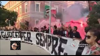 Bari cori da stadio al funerale lultimo saluto degli ultras a Leo é da pelle doca [upl. by Nichole]