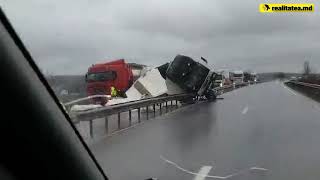 Accident pe traseul ChișinăuOrhei [upl. by Patience]