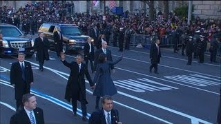 Investiture  Barack et Michelle Obama sortent de voiture pour saluer la foule  2101 [upl. by Almeda812]