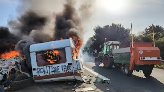 Aude des agriculteurs bloquent un péage de lA9 à Narbonne  AFP Images [upl. by Strain]