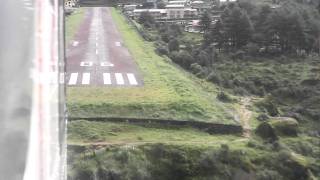 Landing Lukla airport  Aterrizando en el aeropuerto de Lukla Nepal [upl. by Matilde]