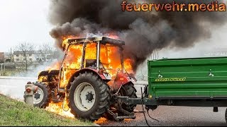 Traktor gerät während der Fahrt in Brand [upl. by Ardekal]