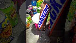 De magische beker vs Snickers – kun je er een slushie van maken spelen ijsjes slushy spel [upl. by Clauddetta]