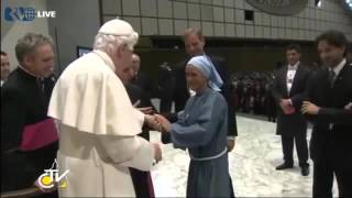 Sor Verónica Berzosa Iesu Communio abraza al Papa [upl. by Rothmuller]