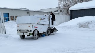 Köp Ismaskin Zamboni Electric 552 på Klaravik [upl. by Aikemal]