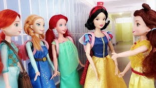 Un Dia en la Escuela de las Princesas Disney [upl. by Aramoj708]